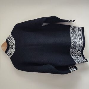 Wool oversized sweater Medium classic snowflake accents 23" p2p